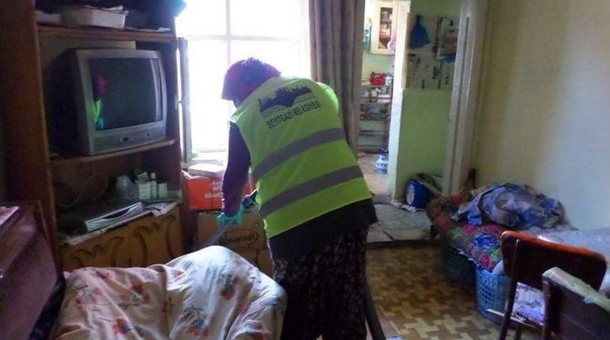 Seyitgazi Belediyesi&rsquo;nden Yaşlı Ve Engelli Vatandaşların Evlerine Temizlik Hizmeti