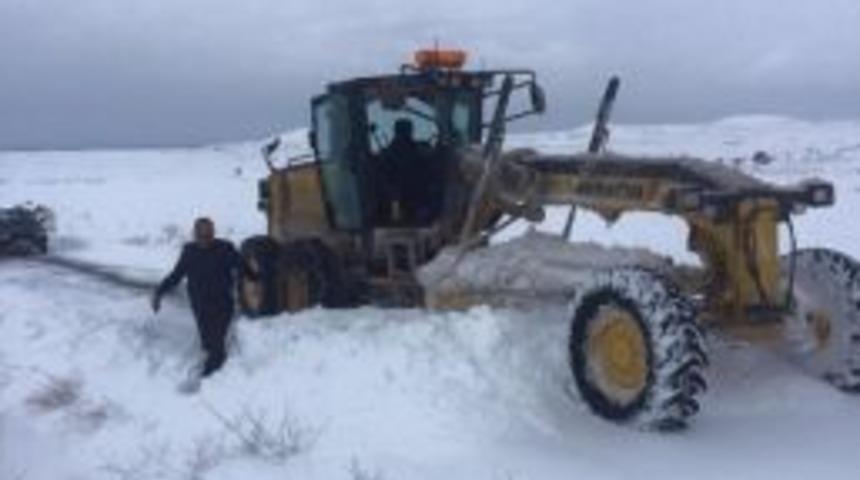 Aksaray&rsquo;da Karla M&uuml;cadele Ekipleri Aralıksız &Ccedil;alışıyor