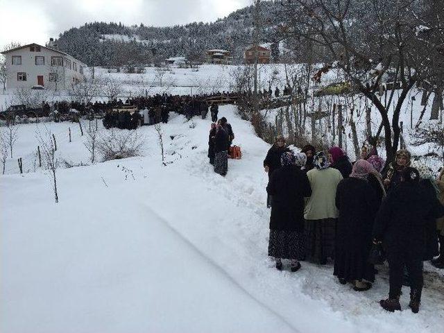 Asansör Boşluğunda Ölü Bulunan Güler Subaşı Toprağa Verildi