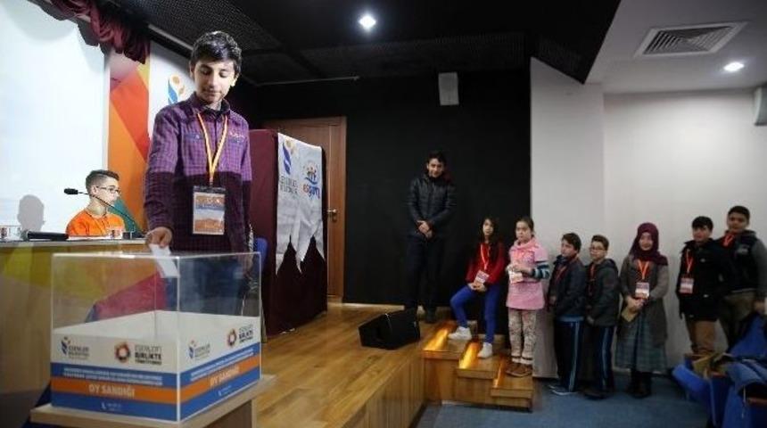 İlk Oylarını &Ccedil;ocuk Meclisi&rsquo;nde Kullandılar