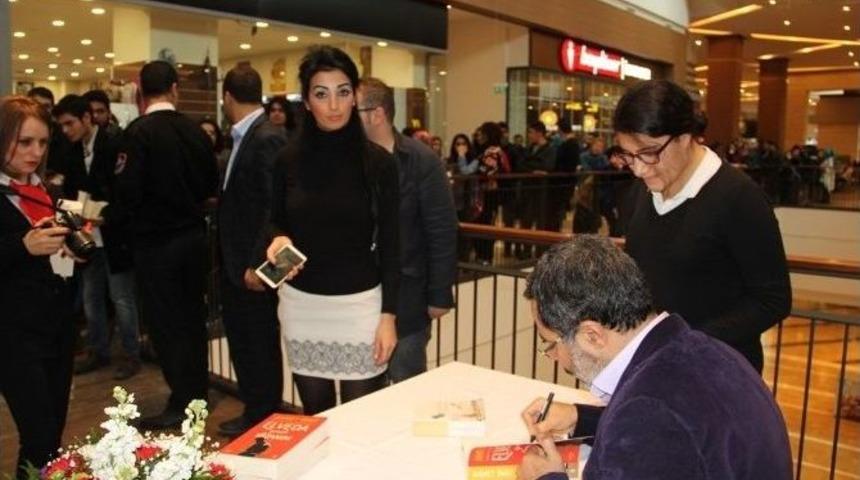 Ahmet &Uuml;mit Piazza&rsquo;da Şanlıurfalı Okurlarıyla Buluştu