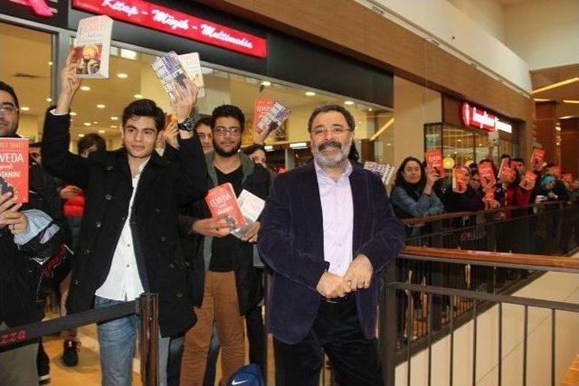 Ahmet Ümit Piazza’da Şanlıurfalı Okurlarıyla Buluştu