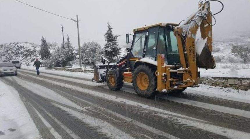 Fo&ccedil;a&rsquo;da Kar Yağışı Ulaşımı Aksattı