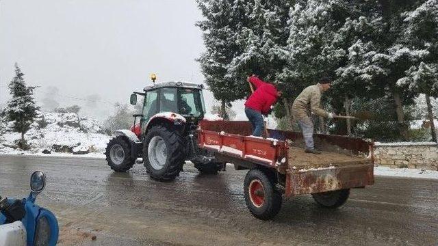 Foça’da Kar Yağışı Ulaşımı Aksattı