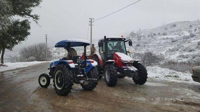 Foça’da Kar Yağışı Ulaşımı Aksattı