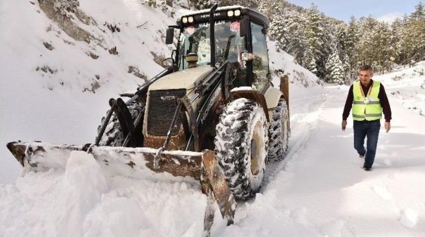 Kar&rsquo;da Mahsur Kalan Vatandaşları Belediye Ekipleri Kurtardı
