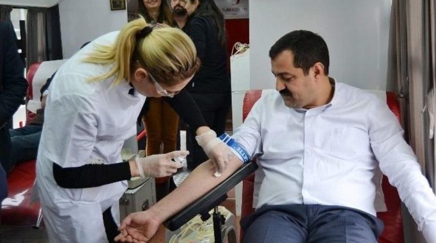 Ak Gen&ccedil;lik Kan Bağışı Yaptı