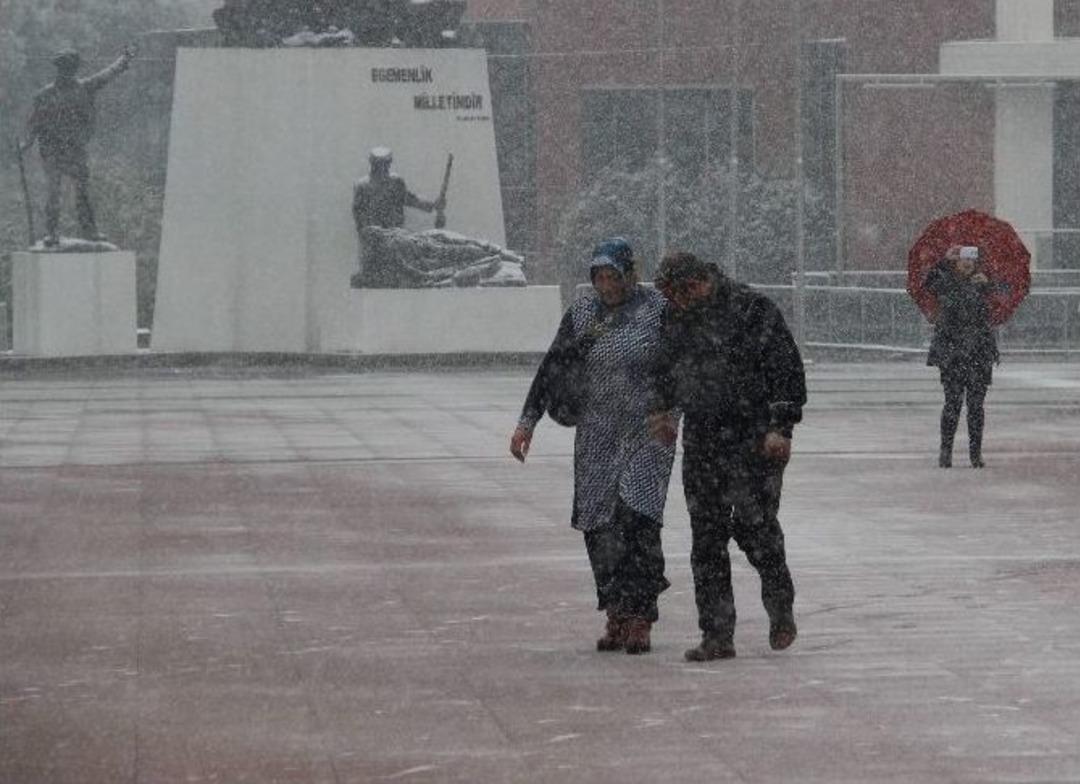 Kar Yağdı Yol Buz Pistine D&ouml;nd&uuml;