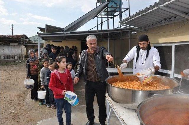 Hayırseverden Suriyelilere Sıcak Yemek