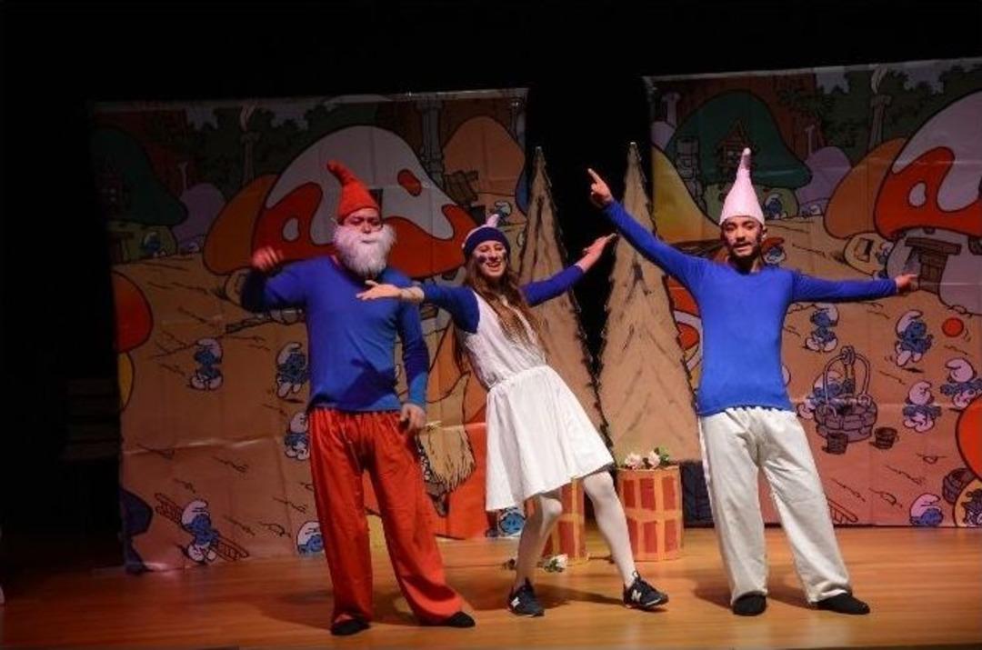 Tiyatro G&uuml;nleri&rsquo;nde &ldquo;şirinler S&uuml;t Festivalinde&rdquo; Adlı Oyun Sahnelendi, &Ccedil;ocuklara S&uuml;t İkram Edildi