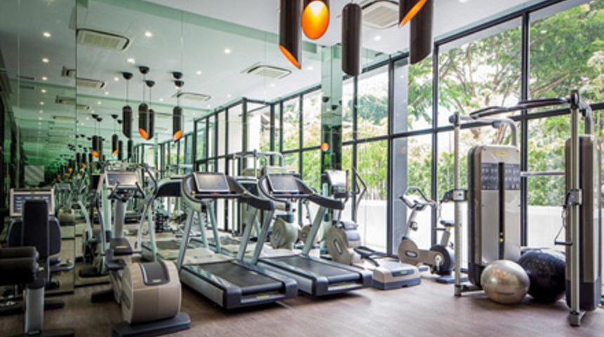 Arabalarını oturma odasına park ediyor