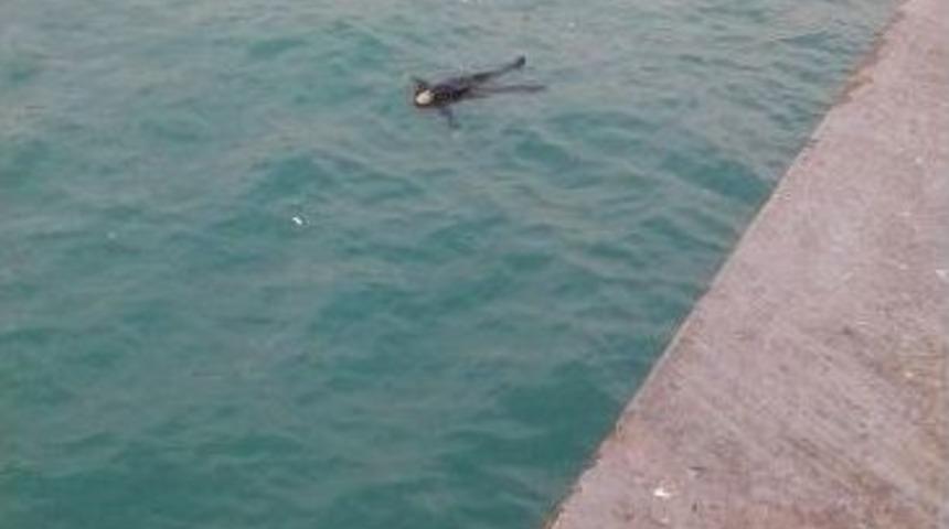 Galata K&ouml;pr&uuml;s&uuml;&rsquo;nden Atlayan Genci Yolcu Teknesi Kurtardı