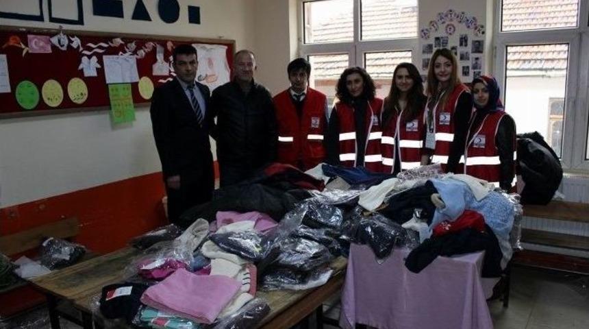 Kızılay&rsquo;dan &Ouml;ğrencilere Giysi Ve Kırtasiye Yardımı