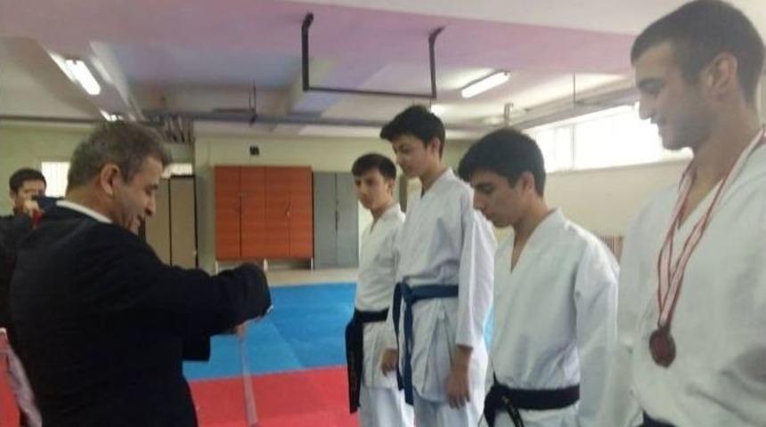 Bilecik&rsquo;te Lise Ve Ortaokullar Arası Karate Şampiyonası Yapıldı