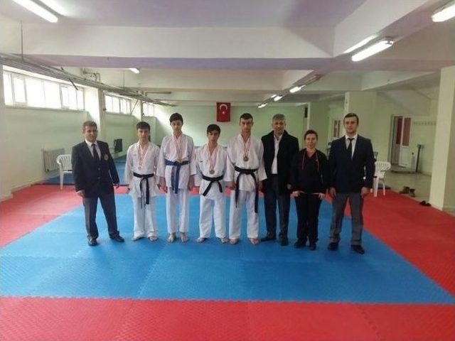 Bilecik’te Lise Ve Ortaokullar Arası Karate Şampiyonası Yapıldı