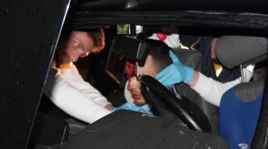 Hızla Gelen Ara&ccedil; Otob&uuml;se &Ccedil;arptı: 1 &Ouml;l&uuml;, 1 Yaralı