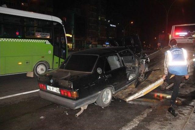 Hızla Gelen Araç Otobüse Çarptı: 1 Ölü, 1 Yaralı