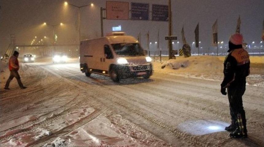 K&uuml;tahya&rsquo;da Kar Yağışı Ulaşımda Aksamalara Neden Oldu