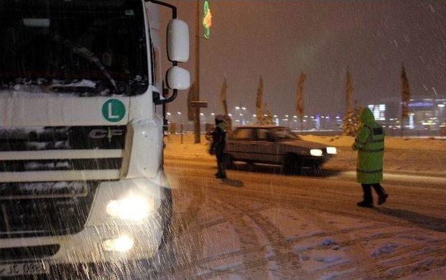 Kütahya’da Kar Yağışı Ulaşımda Aksamalara Neden Oldu