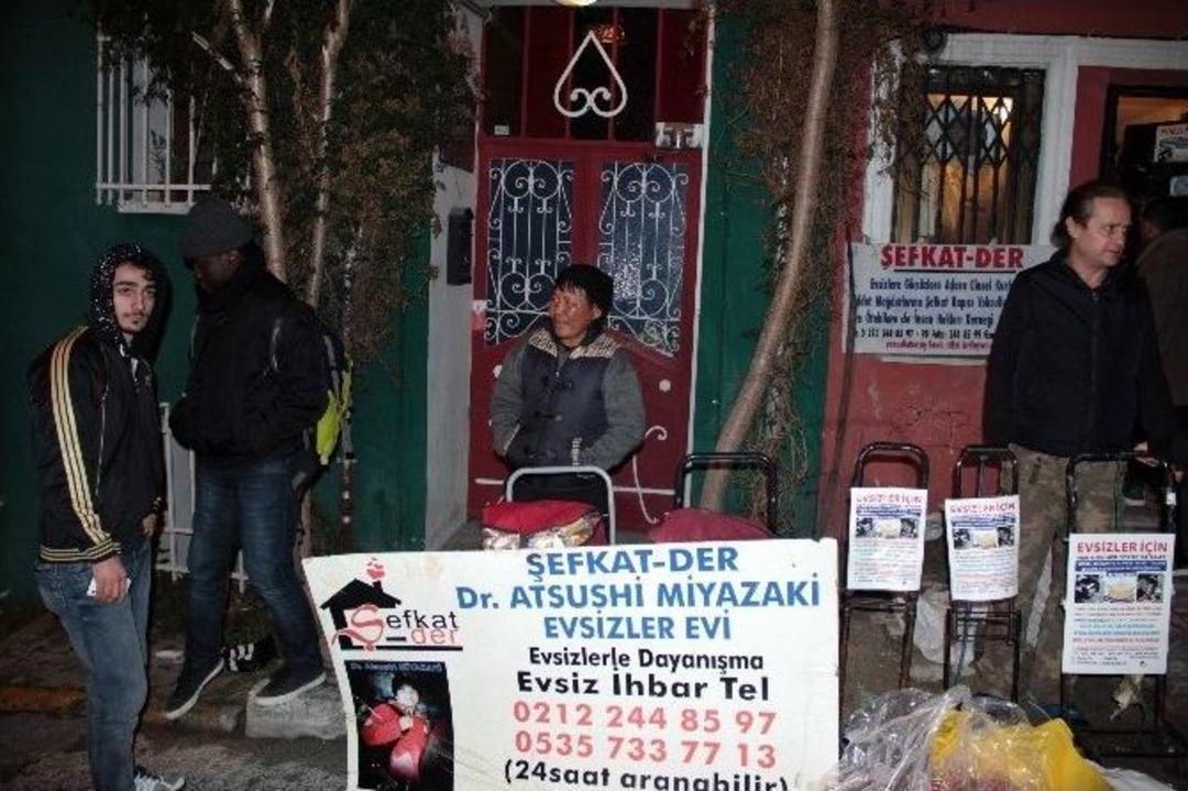 Sokakta Yaşayan Evsiz Ve Kimsesizlere Kıyafet Ve Sıcak &Ccedil;orba Dağıtımı