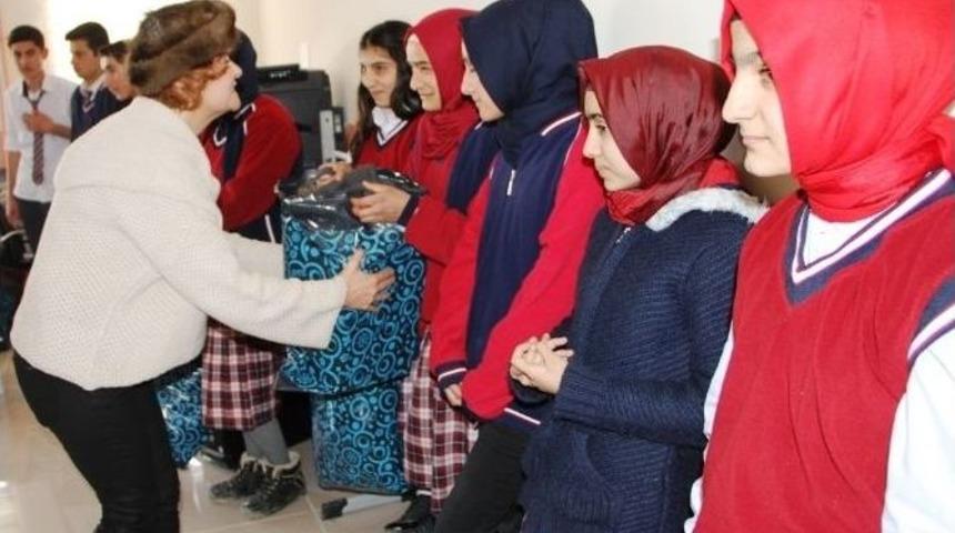 Vanlı İş Kadınından &Ouml;ğrencilere Karne Hediyesi