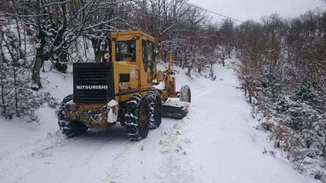 Kar Yağışı Balıkesir-k&uuml;tahya Yolunu Ulaşıma Kapadı