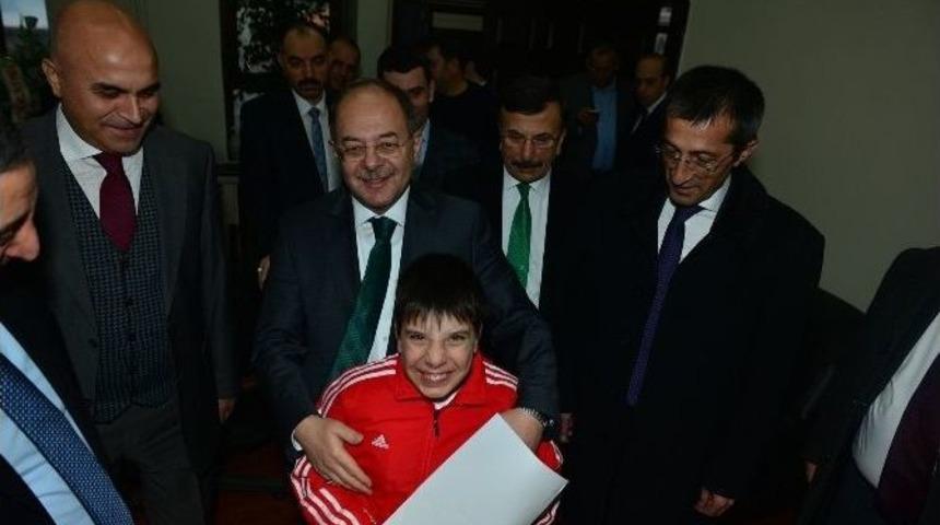 Erzurum&rsquo;un Şampiyon Kayak&ccedil;ıları Akdağ Amcalarıyla Poz Verdiler