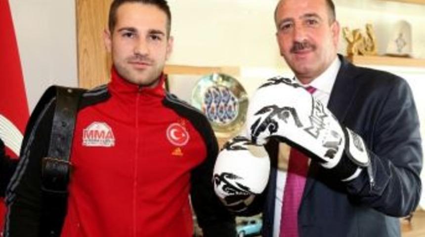 D&uuml;nya Şampiyonuna Başkan Duruay&rsquo;dan &Ouml;d&uuml;l