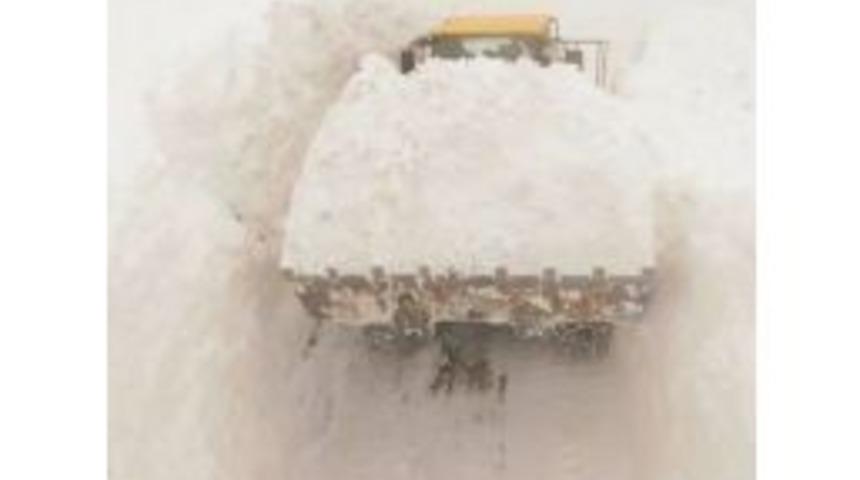 Hakkari&rsquo;de Yol A&ccedil;ma &Ccedil;alışmaları S&uuml;r&uuml;yor