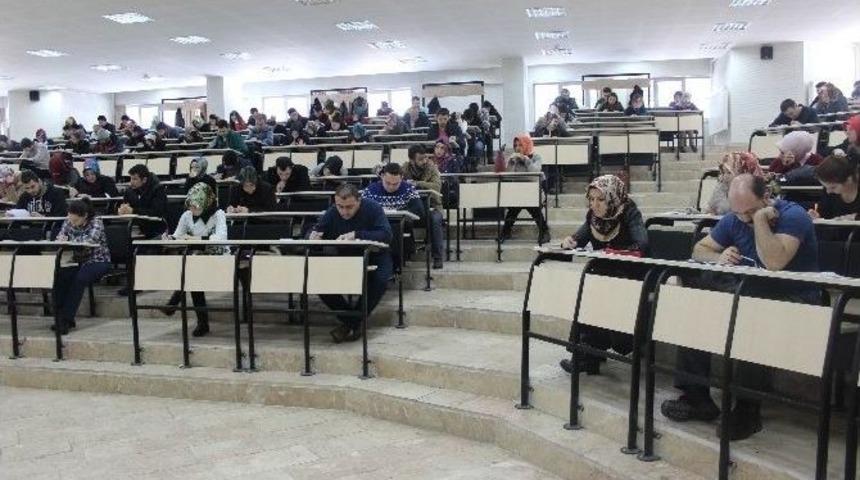 Atat&uuml;rk &Uuml;niversitesi A&ccedil;ık&ouml;ğretim Fak&uuml;ltesi 140 Bin &Ouml;ğrencisine 68 Sınav Merkezinde Final Sınavı D&uuml;zenledi
