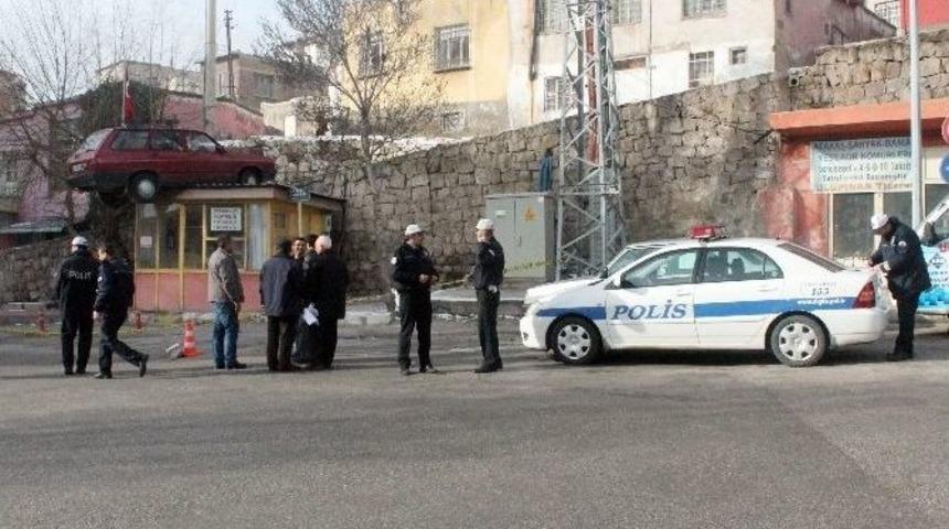 El Freni &Ccedil;ekilmeyen Otomobil &Ccedil;atıya U&ccedil;tu