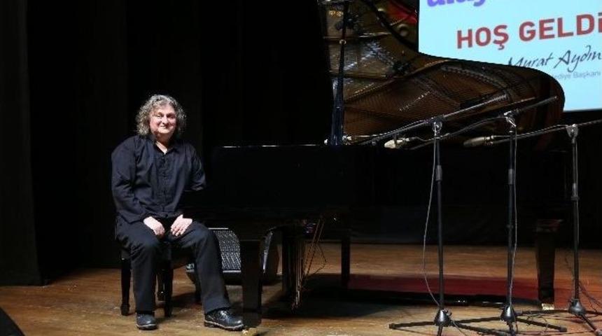 Piyanist Tuluyhan Uğurlu, Hoca Ahmet Yesevi İ&ccedil;in &Ccedil;aldı
