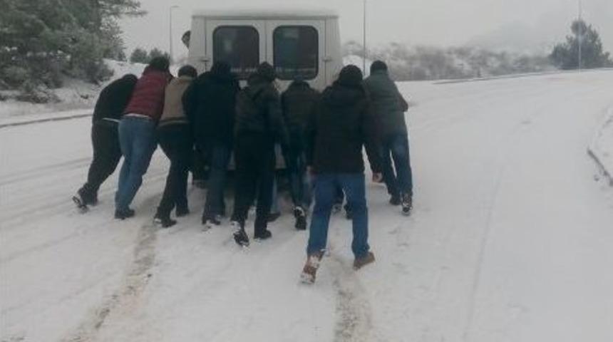 Yolda Kalan Fabrika Servisini İş&ccedil;iler İtti