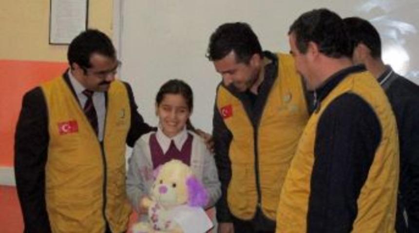 1 Tl Har&ccedil;lığını, Diyarbakırlılar İ&ccedil;in Başlatılan Kamyanyaya Bağışlayan K&uuml;&ccedil;&uuml;k &Ouml;ğrenciye Burs