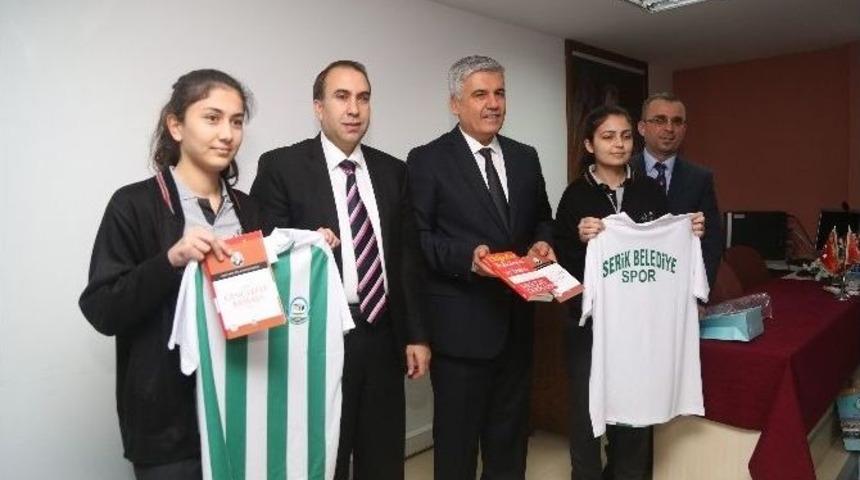 Sirek Belediyesi&rsquo;nden 12. Sınıf &Ouml;ğrencilerine Kitap Ve Forma