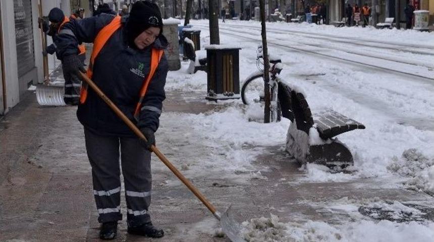 Kar Temizliği De Kadınlardan Sorulur