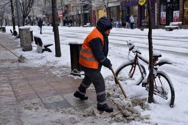 Kar Temizliği De Kadınlardan Sorulur