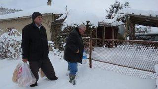 Gölcük Yaylası’nda Mahsur Kalan Köpeklere Yiyecek Götürüldü