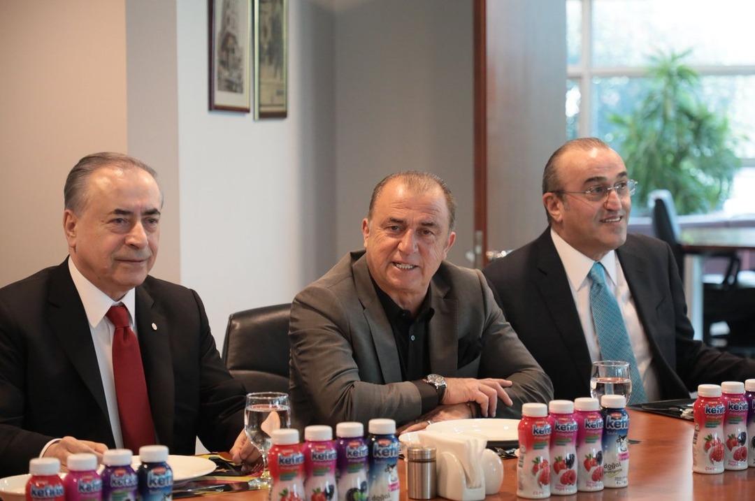 Galatasaray taraftarı forvet transferi yapılmamasına tepki g&ouml;sterdi