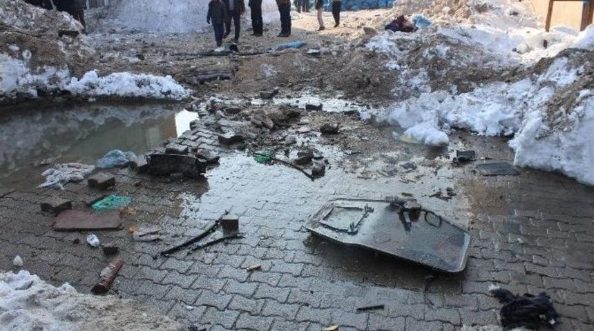 Operasyona Giden Polis Aracının Geçişi Sırasında Patlama