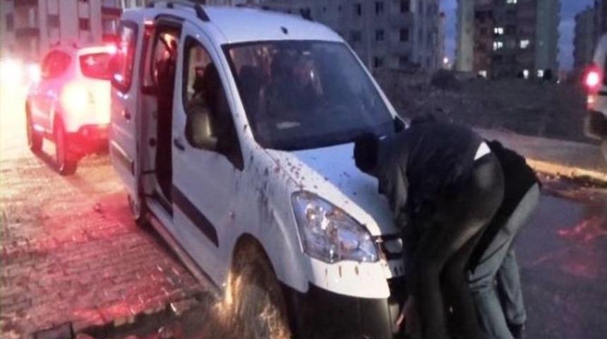 &Ccedil;ukura D&uuml;şen Otomobili İterek &Ccedil;ıkarmaya &Ccedil;alıştılar