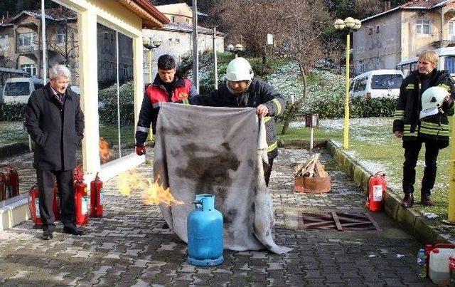 İtfaiyeden Sağlık Personeline Yangın Söndürme Eğitimi