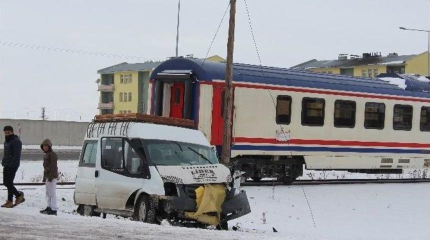 Yolcu Treni Minib&uuml;se &Ccedil;arptı: 1 Yaralı