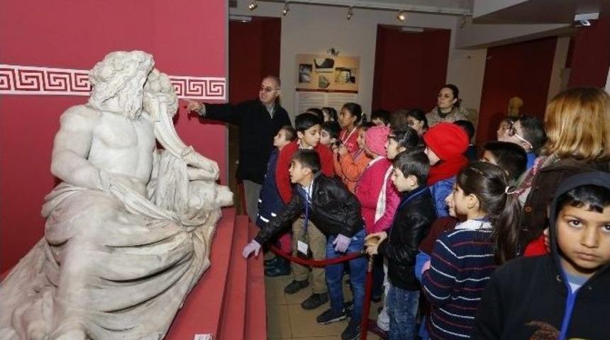 Minikler Tarihin İzlerini Gezerek Keşfettiler