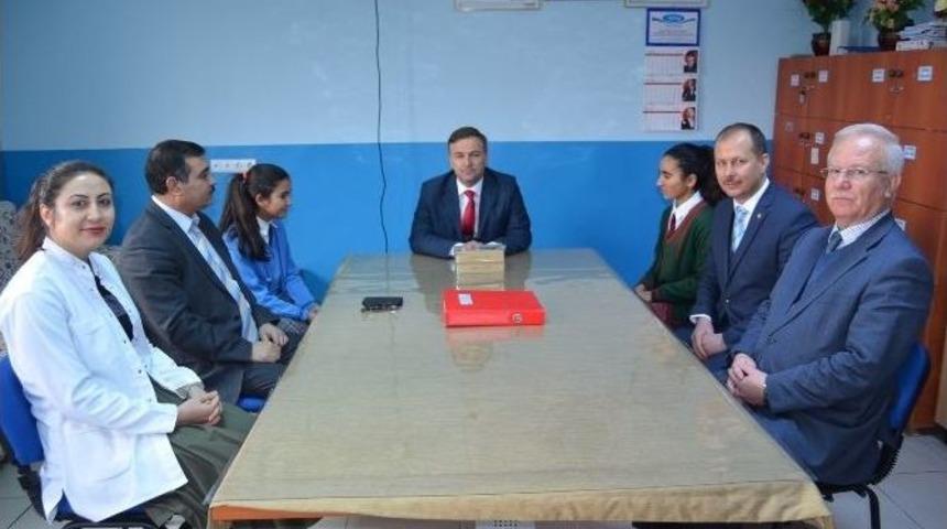 Kaymakam G&uuml;ven Başarılı &Ouml;ğrencilere Tablet Hediye Etti