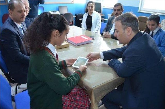 Kaymakam Güven Başarılı Öğrencilere Tablet Hediye Etti