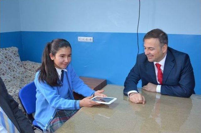 Kaymakam Güven Başarılı Öğrencilere Tablet Hediye Etti