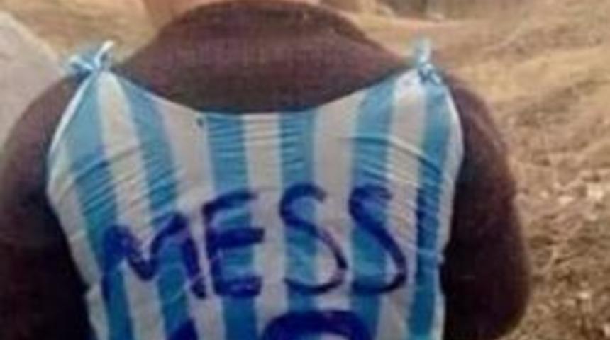 Poşetten Yaptığı Messi Forması D&uuml;nya G&uuml;ndemine Oturdu