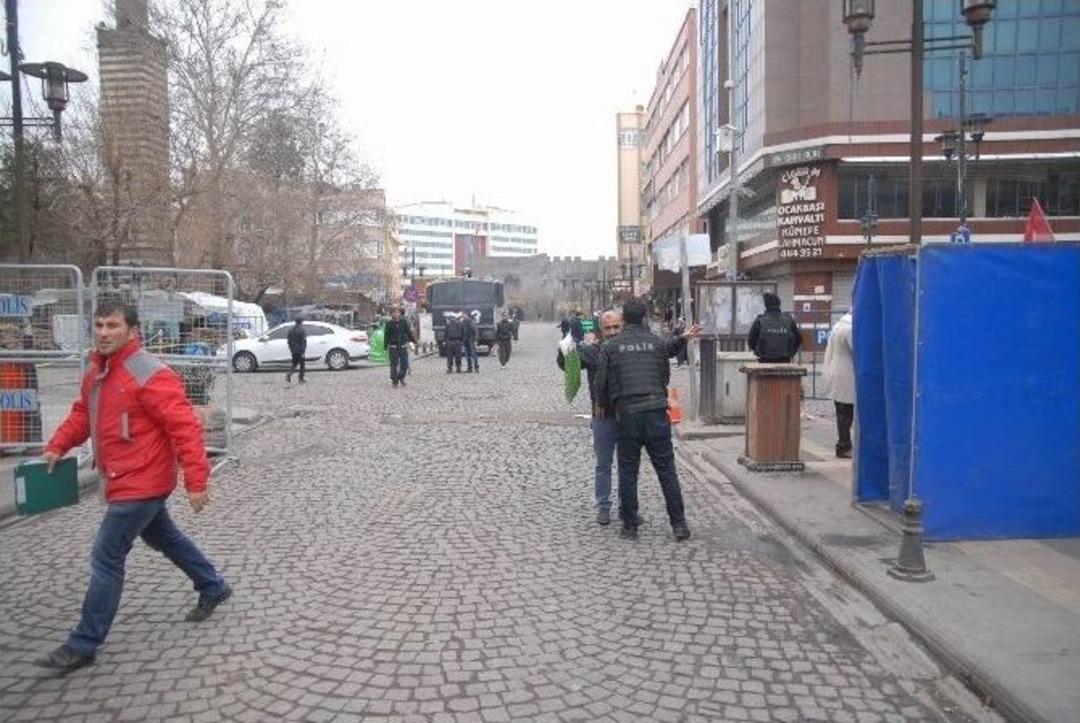 Sur&rsquo;da Yasak Olmayan Yerlerde Esnaf Kepenk A&ccedil;maya &Ccedil;ekiniyor