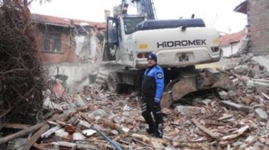 Gemlik&rsquo;te İki Yılda 200 Metruk Bina Yıkıldı